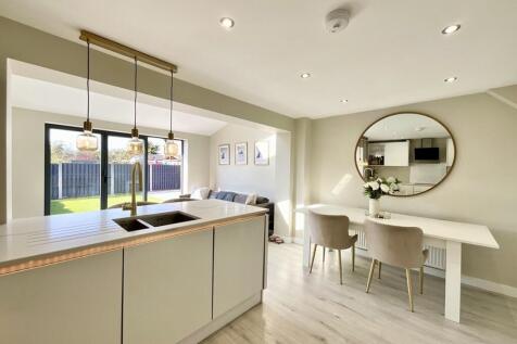 kitchen/living/dinin