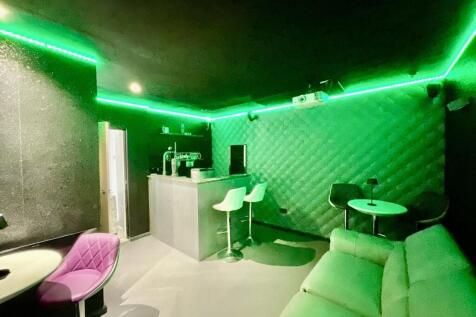 Bar &amp; Cinema Room 