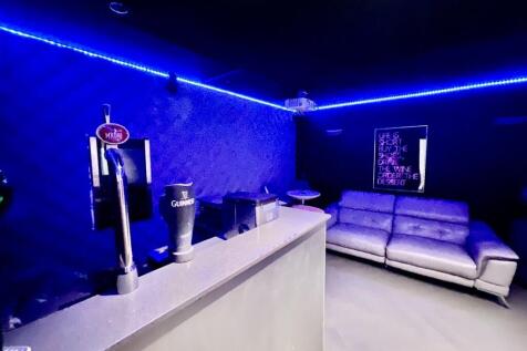 Bar &amp; Cinema Room 