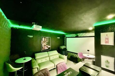 Bar &amp; Cinema Room 