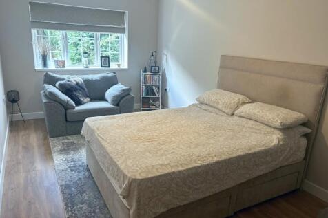 DOWNSTAIRS BEDROOM 
