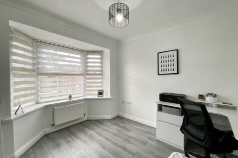 Bedroom 5 / office