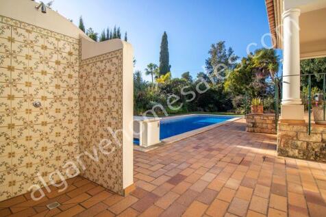 Pool shower area