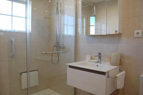 Refitted en-suite
