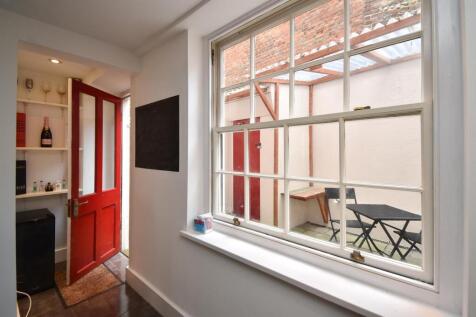 Access to courtyard