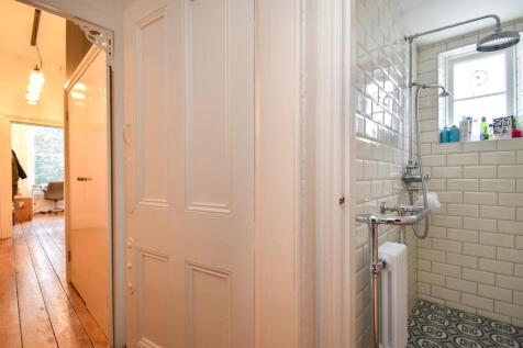 Hallway/shower room