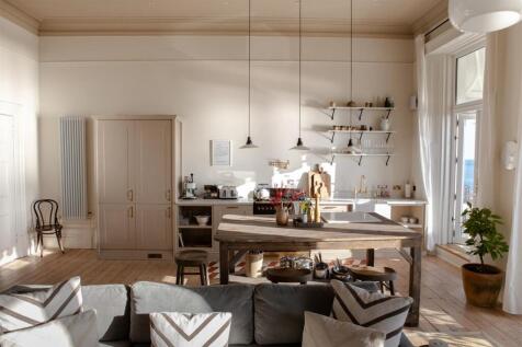 Living space &amp; kitchen