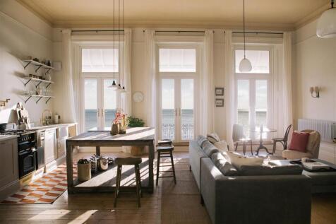 Living space &amp; kitchen