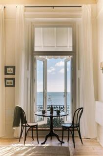 Living space &amp; kitchen