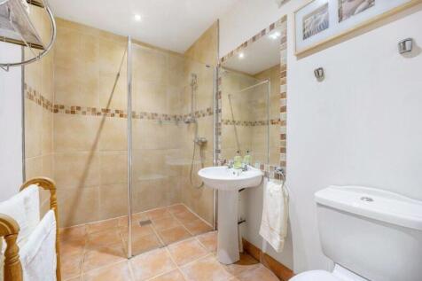 Apartment Shower Room