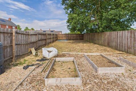 L Shaped Garden with Vehicle Access