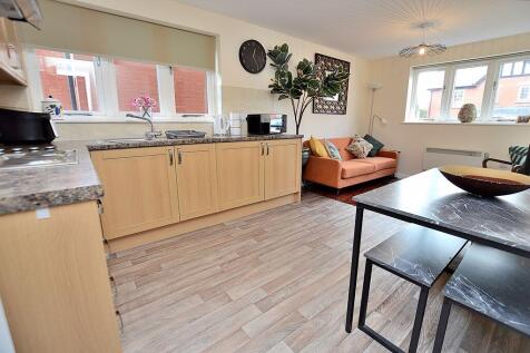 Living Kitchen/Dining Area