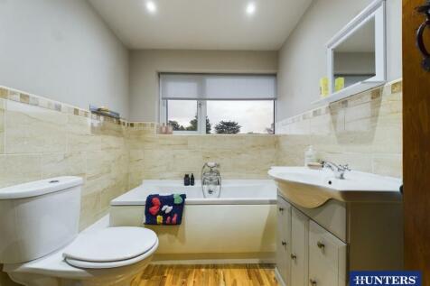 Bathroom (First Floor)