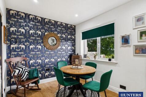 Bedroom/Dining Room
