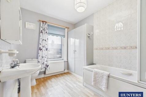 Bathroom (First Floor)