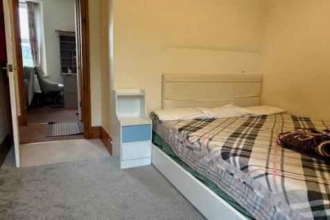 bedroom pic 2.jpg