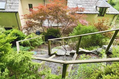 ee6d87eb-garden 20stairs.jpg