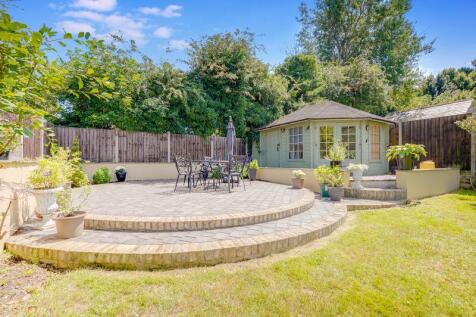 Garden &amp; Summerhouse