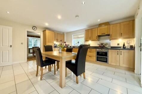 Kitchen2.jpg