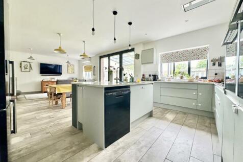 Kitchen1.jpg