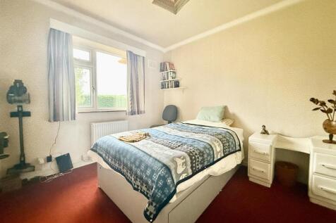 Bedroom3...jpg