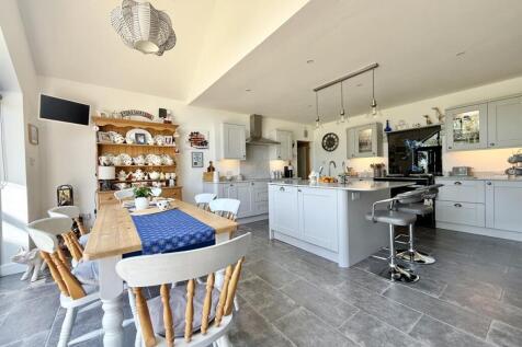 Kitchen2.jpg