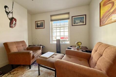 Lounge1.jpg
