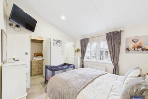 Master Bedroom (3)