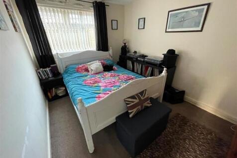 Bedroom 1.jpg