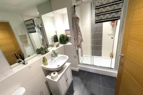 Bed 2 Ensuite.jpg