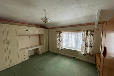 Bedroom 1.jpg