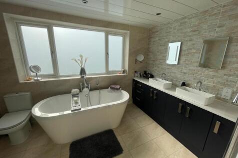 New main bathroom.jpg