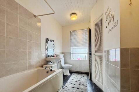 pbox-bathroom-309726.jpg