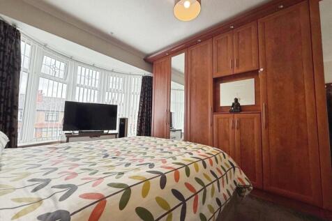 pbox-bedroom-325206.jpg