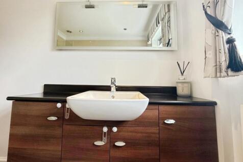 pbox-bathroom-325206.jpg