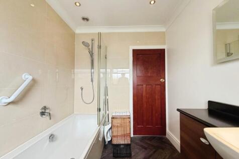 pbox-bathroom-325206.jpg