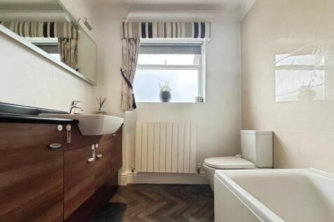 pbox-bathroom-325206.jpg