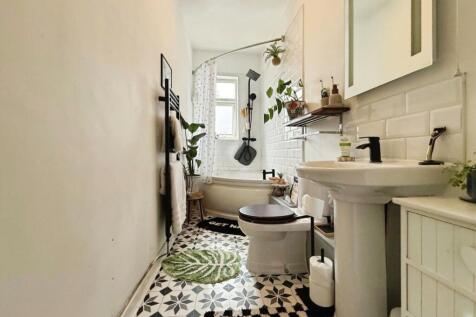 pbox-bathroom-325016.jpg