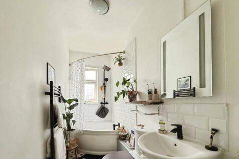 pbox-bathroom-325016.jpg
