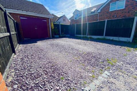 Rear Drive/Garage