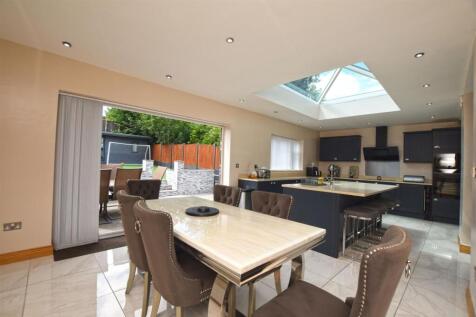 FAMILY DINING KITCHEN