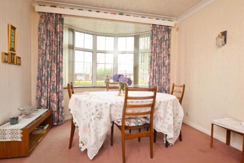 LOUNGE WITH DINING AREA
