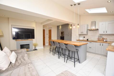 FAMILY DINING KITCHEN