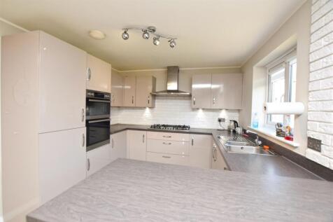 FAMILY DINING KITCHEN