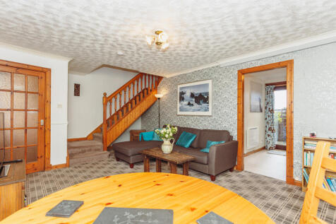 Living Room/Dining Area