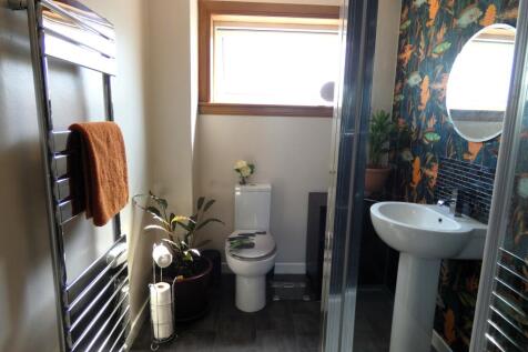 FAMILY SHOWER ROOM