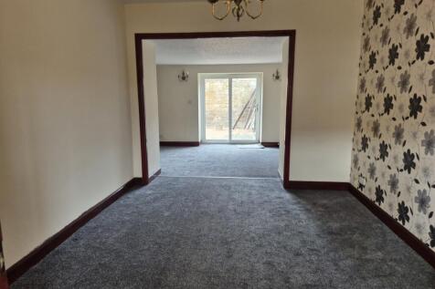 Lounge to family or dining room