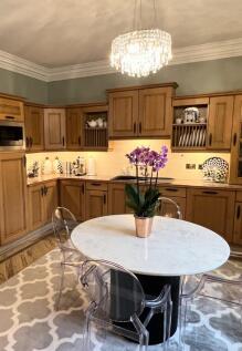 KITCHEN / DINING