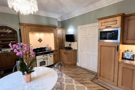 KITCHEN / DINING