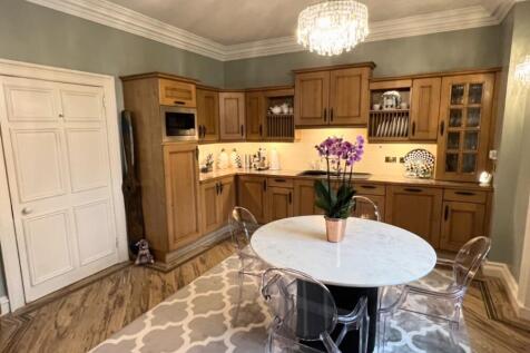 KITCHEN / DINING